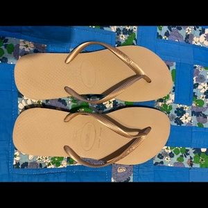 Havaianas cute shimmering gold flip flops 🩴